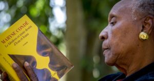 Maryse Condé en pleine lecture.