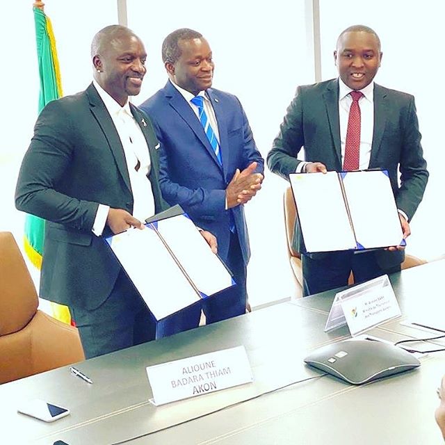 L'artiste Akon au moment de la signature de l'accord en présence de la société SAPCO